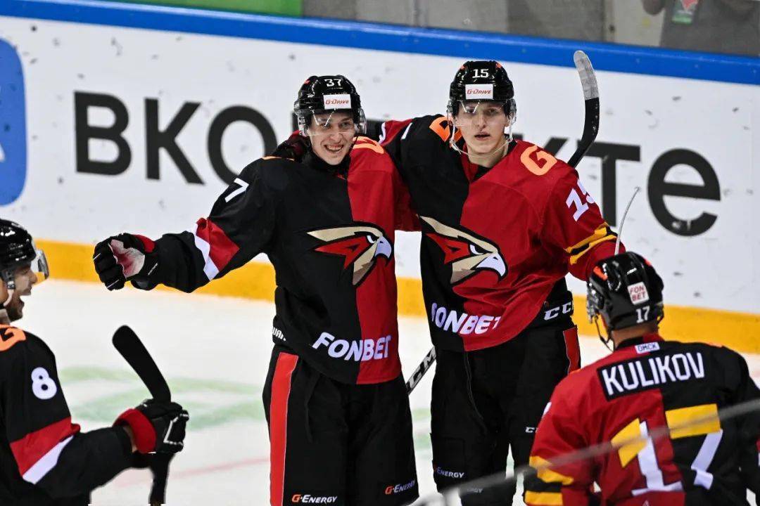 惊天逆转!冰球战队挺进四强 惊天逆转!冰球战队挺进四强