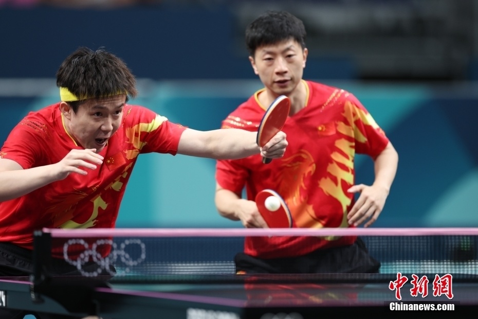 法国队完胜英格兰队，马龙高光表现